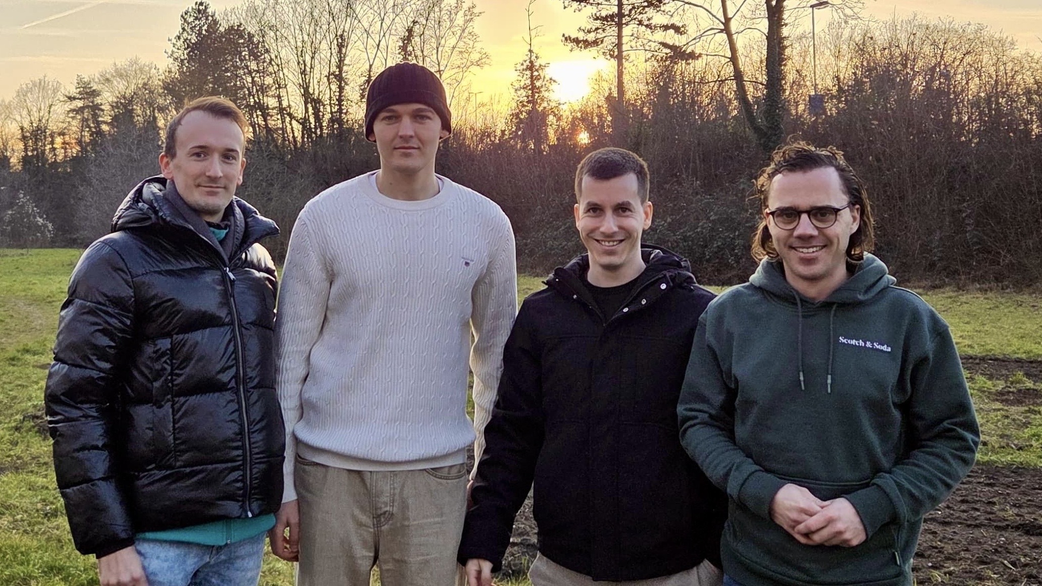 Foto: v.l. Sascha Dobelmann, Justin Geschwill, Ruben Meenenga und Stadtrat Nils Melkus vor dem Baugrundst�ck in der August-Neuhaus-Stra�e in Schwetzingen, wo das Studentenwohnheim entstehen wird.