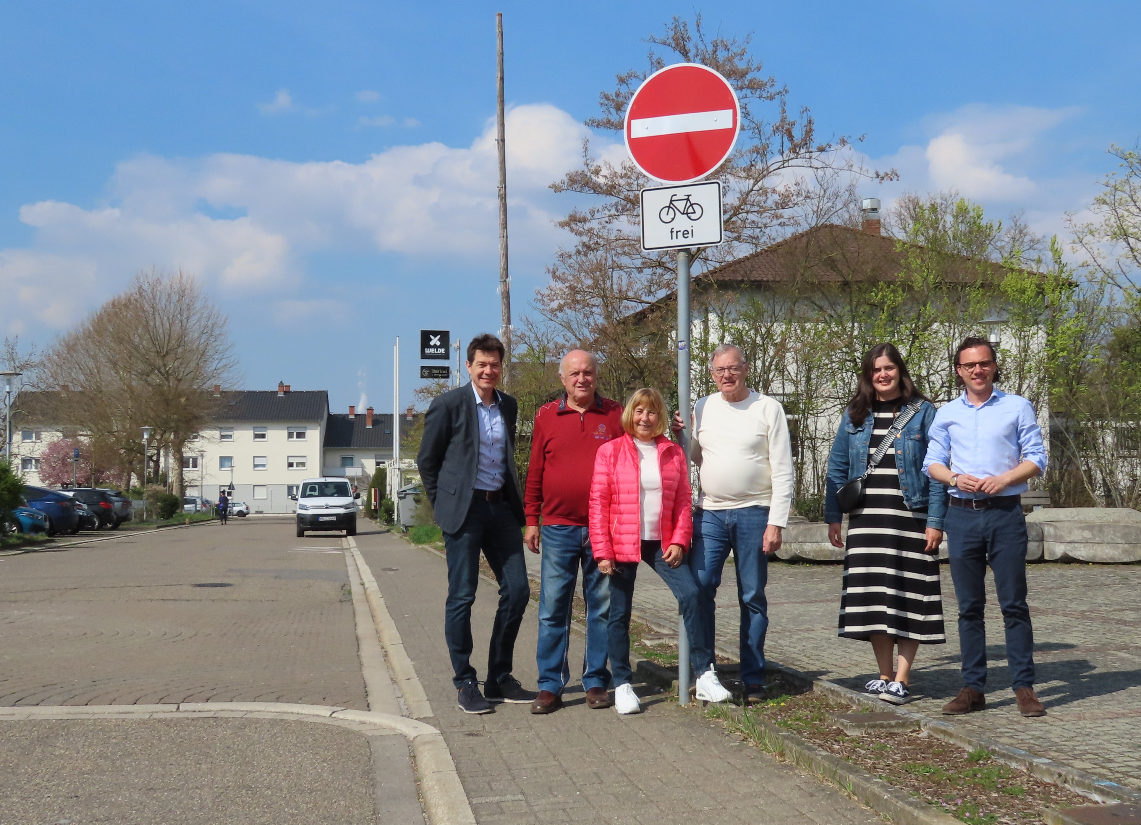 Foto: Die Teilnehmer beim Pressetermin v.l.n.r.: Stadtrat Markus B�rger, Rudi Hoffmann, Stadtr�tin Rita Erny, J�rgen B�rger und die Stadtr�te Sarina Klein und Nils Melkus.